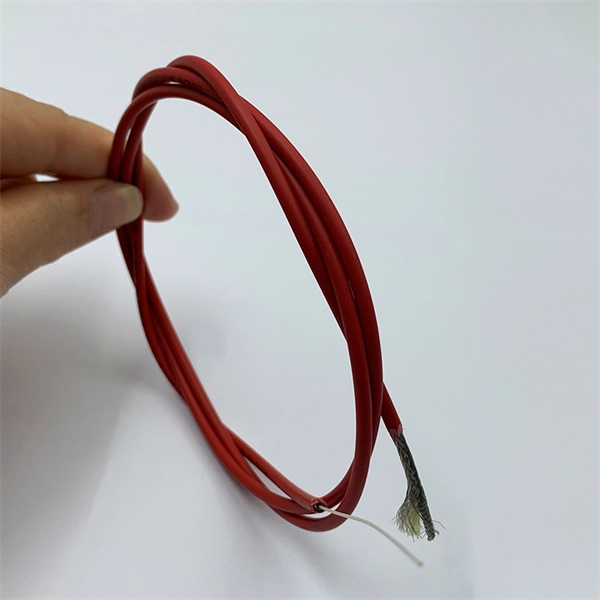What accessories are needed for side mounting of the pigtail cable tray 